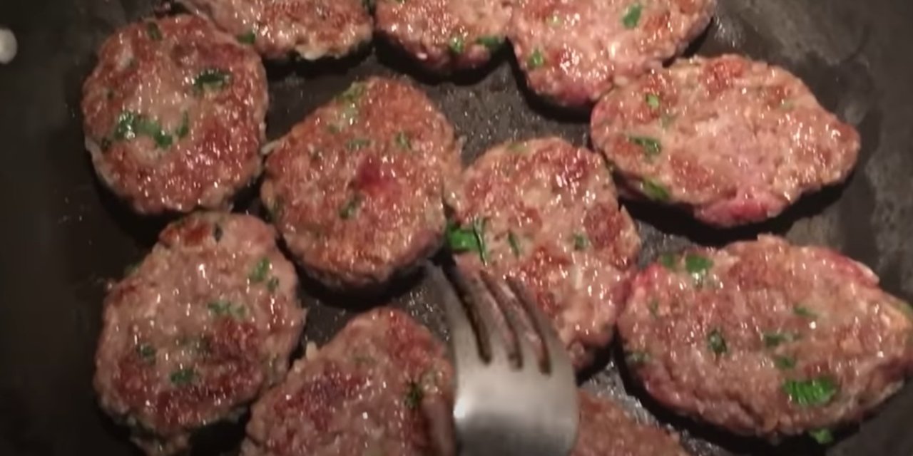 Bu yöntem köfteyi daha lezzetli yapıyormuş. İşte Yağ çekmeyen puf puf yenen köfte tarifi.