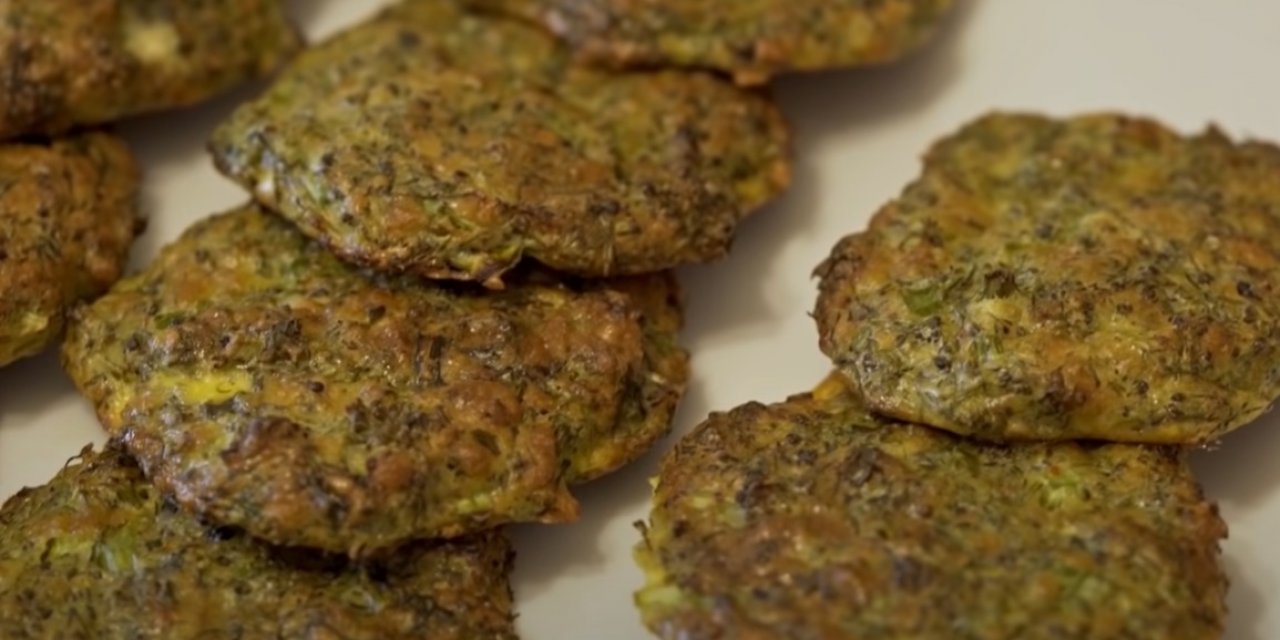 Bugün ne pişirsem diyenlere hiç uğraştırmayan yapımı çok basit. Brokoli Mücver Tarifi
