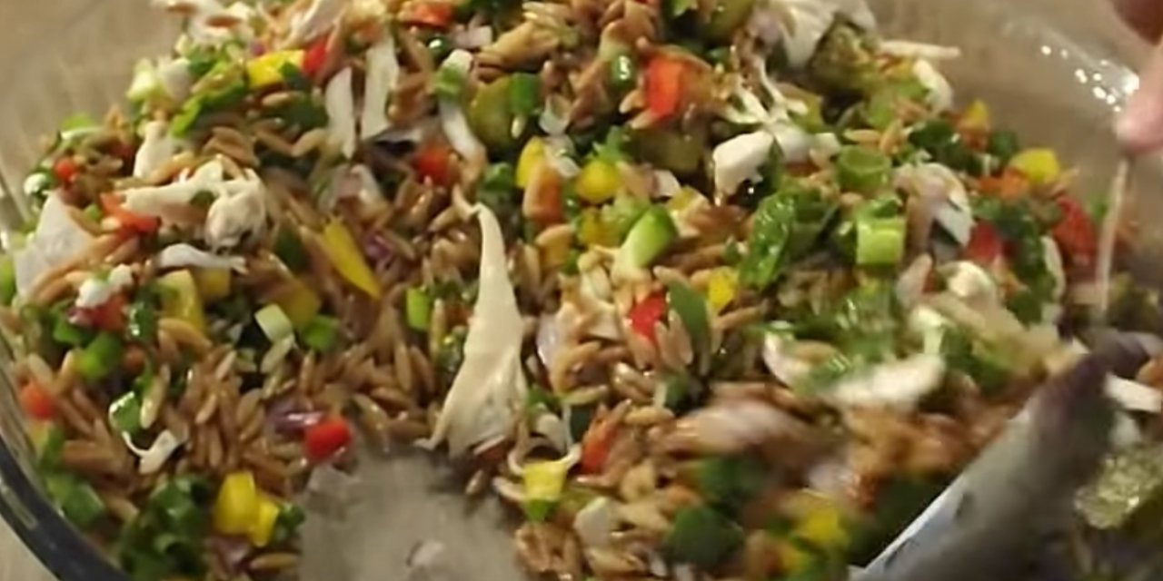 Hiç uğraşmaya vaktim yok ancak yemek için bir tarif lazım diyenlere Tavuklu şehriye salatası tarifi