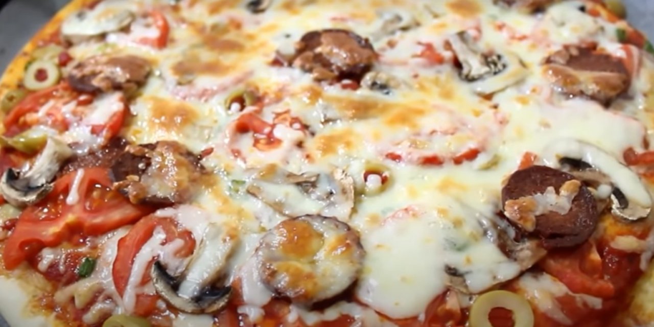 Enfes bir lezzet. Dışarıda para ödemenize gerek yok. Evde mis gibi yapılan karışık pizza tarifi