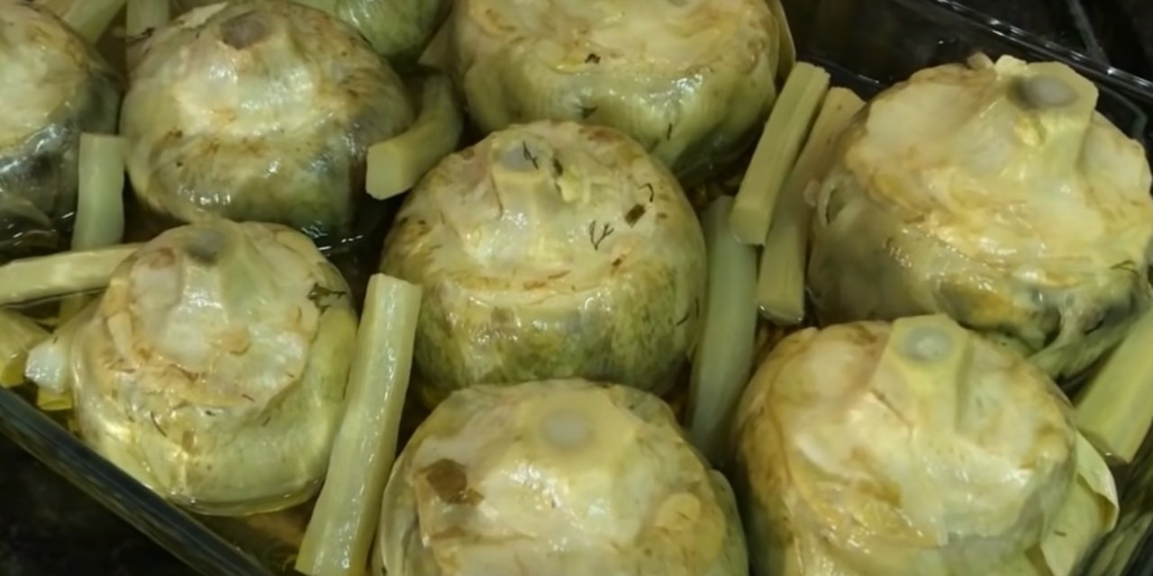 İzmirliler bu yemek tarifini çok seviyor Sizde yapabilirsiniz kusursuz Enginar sarması tarifi..