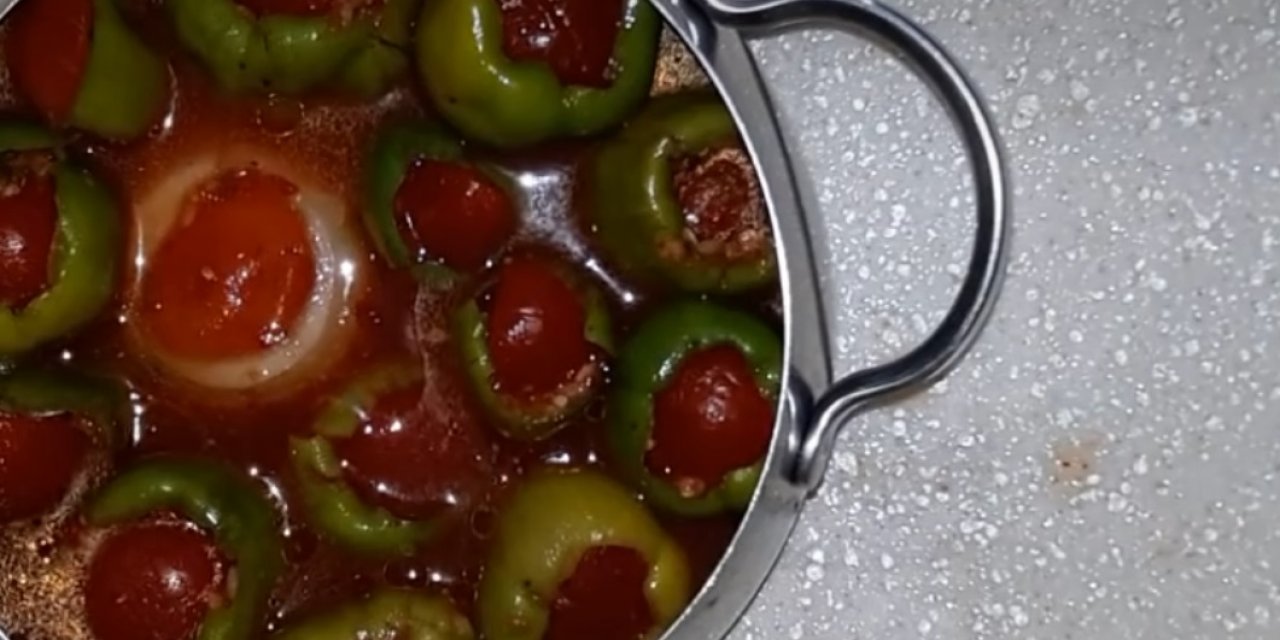 Günün yemek menüsünde bugün. Diri olmayan Mozarella peynirli ve kıymalı dolma tarifi