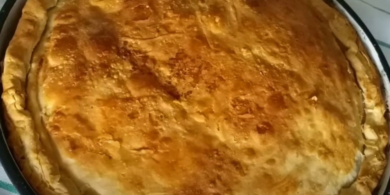 Pilavdan yapılan bu börek Tatar mutfağının en sevileni. Tel tel dökülen Göbete börek tarifi...