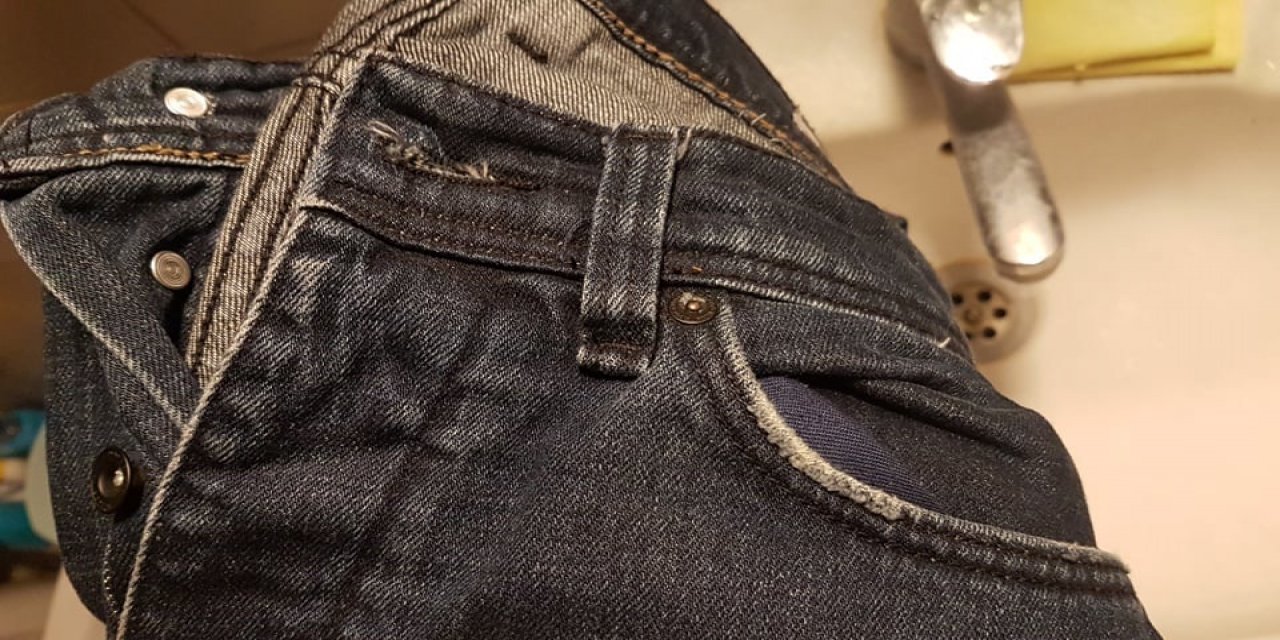 Yıkamanıza rağmen geçmiyorsa yıkamanıza gerek kalmadan bakın kot pantolon kokusu nasıl çıkarılır?