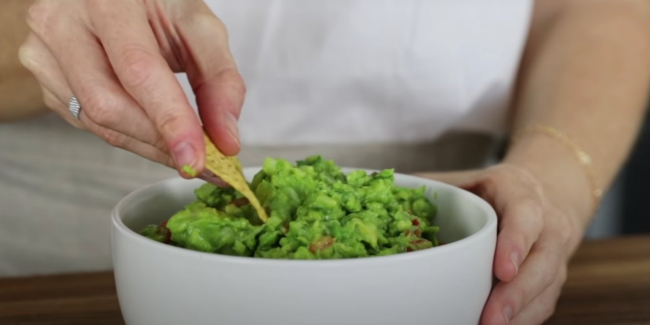 Yemeklerin yanına yakışacak harika bir lezzet Meksika mutfağından GUACAMOLE sos tarifi