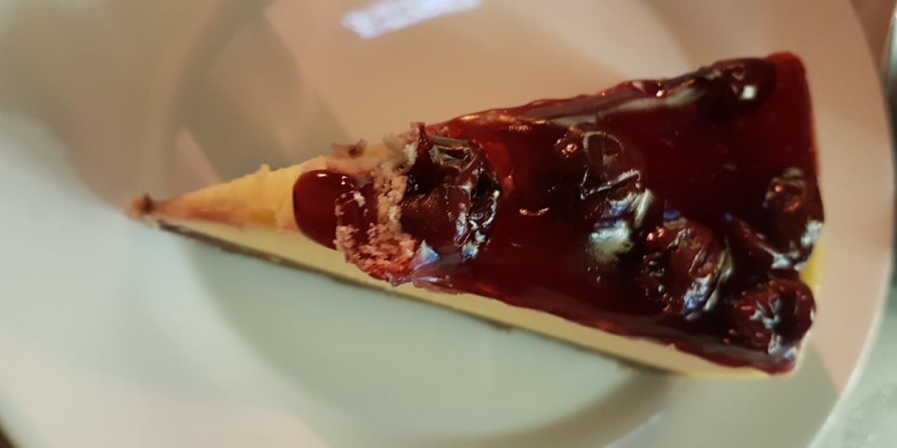 Çay saatine yapımı en kolay tıpkı kafelerdeki gibi Çikolata Soslu Cheesecake Tarifi..
