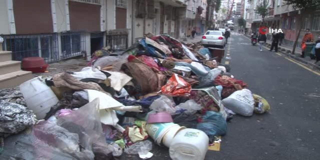 Esenler'de Bir Evden Çıkan Çöp Miktarı Komşuları Dehşete Düşürdü! Kamyonlar Sokağı Sardı!