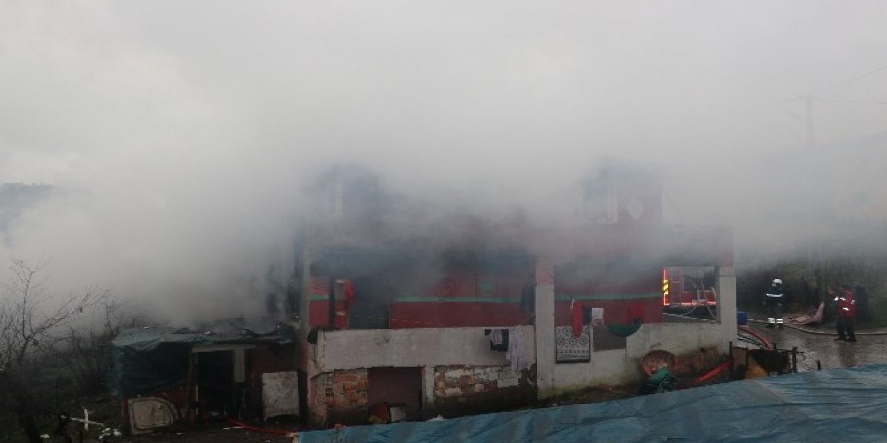 Zonguldak, Ereğli'de Bir Evde Çıkan Yangın 10 Kişilik Aileyi Sokakta Bıraktı