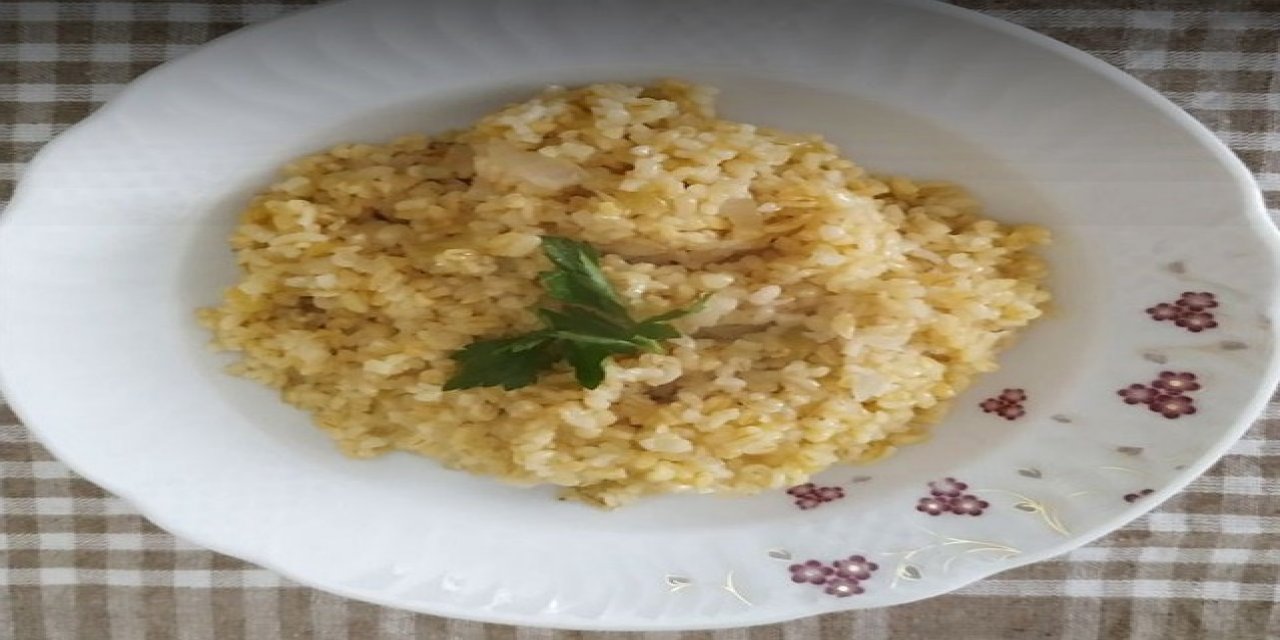 Bugün ne pişirsem diyenlere daha doyurucu ve daha lezzetli üstelik sebzeli bulgur pilavı tarifi...