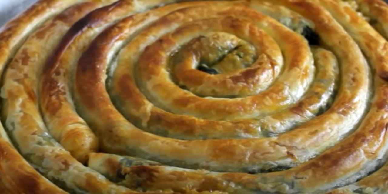 Sevmeyenler Bile Ayıla Bayıla Yemekte Tüm Püf Noktasıyla Ispanaklı Börek Tarifi