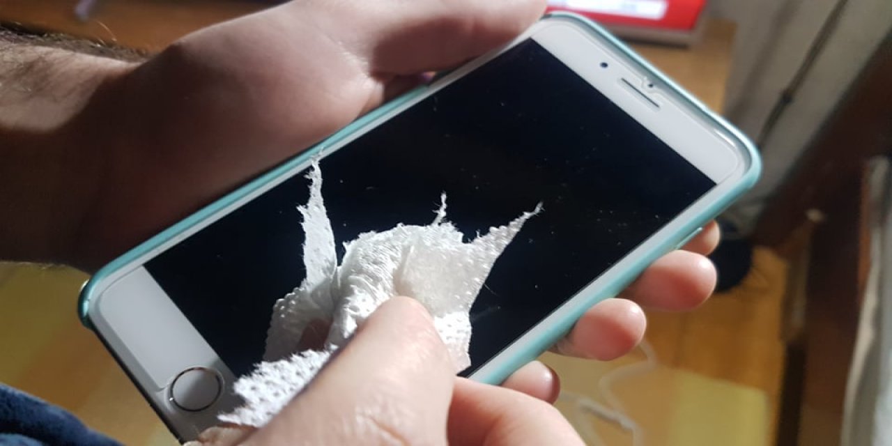 Cep telefonlarındaki bilinmeyen tehlike zarar veriyor oysa eve gelince herkes böyle yapıyor..