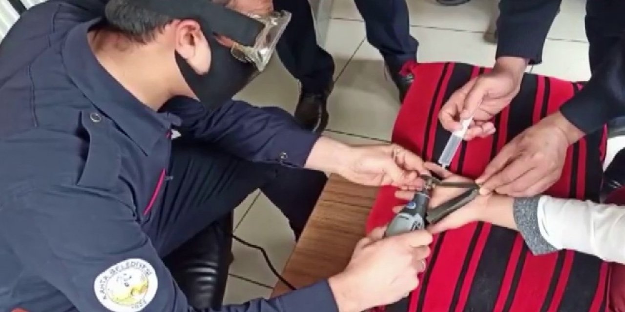 Adıyaman'ın Kahta ilçesinde bir kadının parmağına yüzük sıkıştı çıkarmak için itfaiye geldi sonuç...