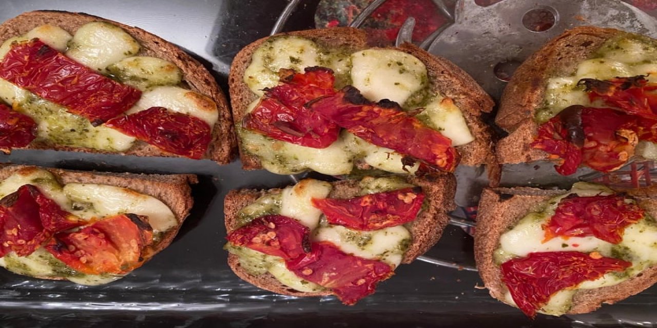 Tostu daha sağlıklı hale getirdik! Tadı damağınızda kalacak 10 dakikada yapılan sebzeli tost tarifi