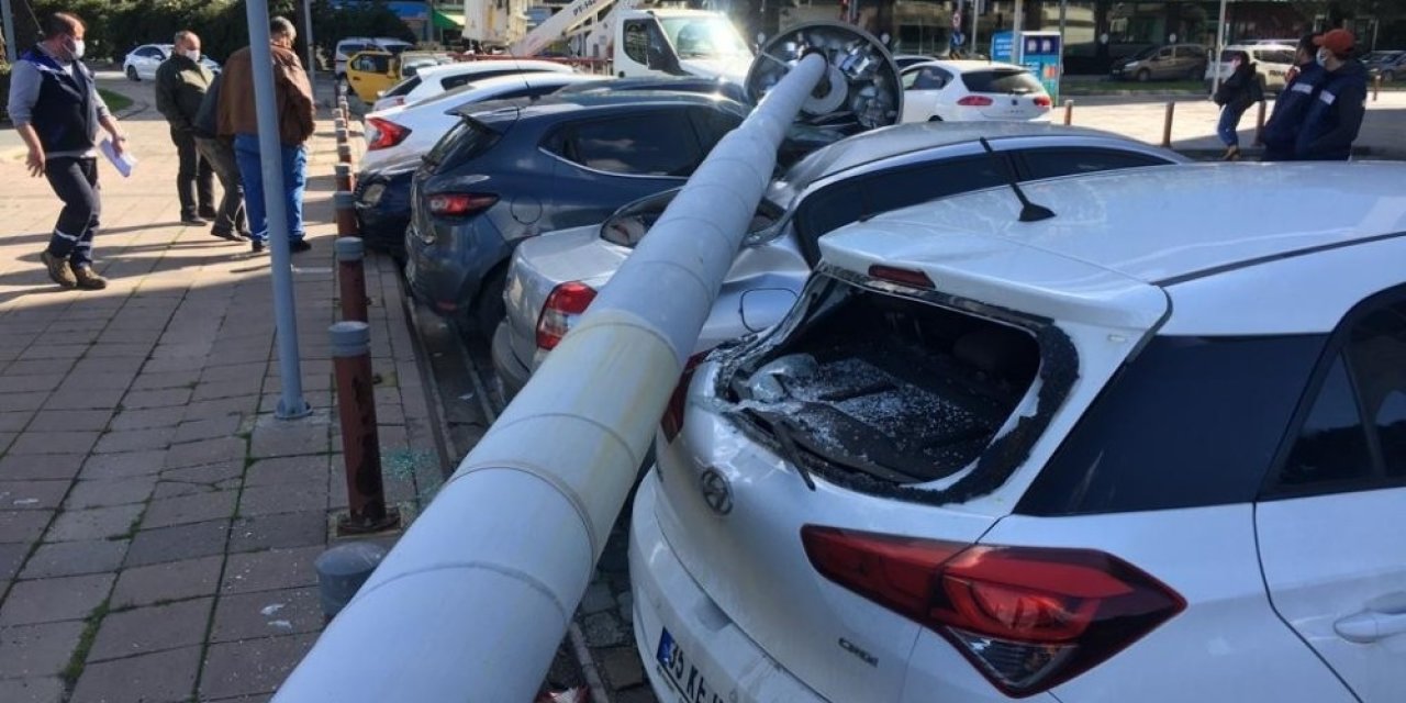 İzmir'in Konak İlçesinde Faciadan Dönüldü! 5 Araç Kullanılamaz Hale Geldi