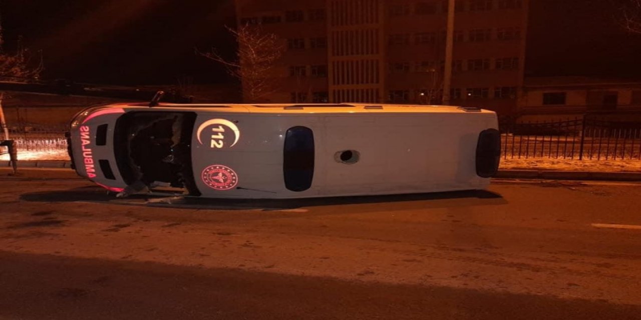 Kırşehir'de Hasta Nakli Yapan Ambulans Devrildi! Yaralılar Var