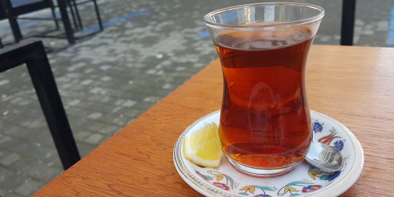 Çay içerken Bilinmeyen Tehlike! Çayın Yanında Mutlaka Limon Olmalıdır Çünkü..
