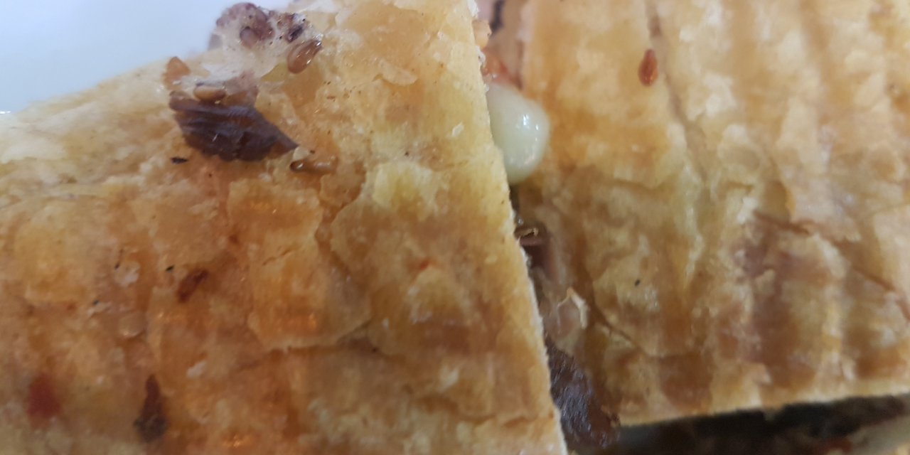 El Açması İster Hazır Yufkadan Eskişehir'in Eşsiz Lezzeti Kavurmalı Börek Tarifi