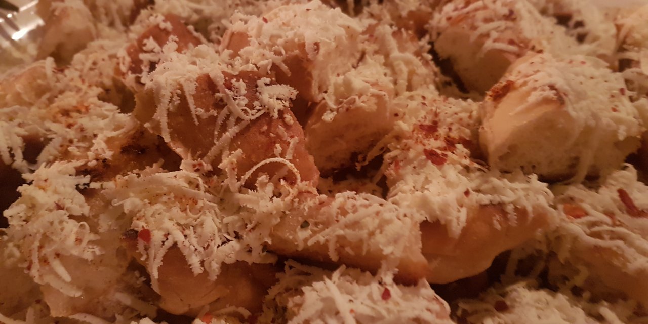 Börek Kıvamında Kokusu ve Tadı Hayran Bıraktıran Peynirli Ekmek Tarifi