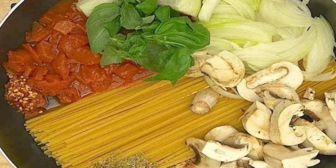 Tencereye Aynı Anda Sebzeler ve Makarnayı Koyup Pişirdi ve Gördüklerine İnanamadı
