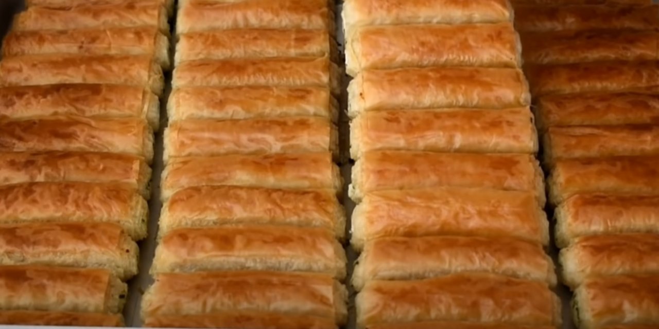 Baklava Yufkasından Yapılan En Kolay Börek Tarifi! Asla Bir Dilim Yetmiyor Sırrı ise..
