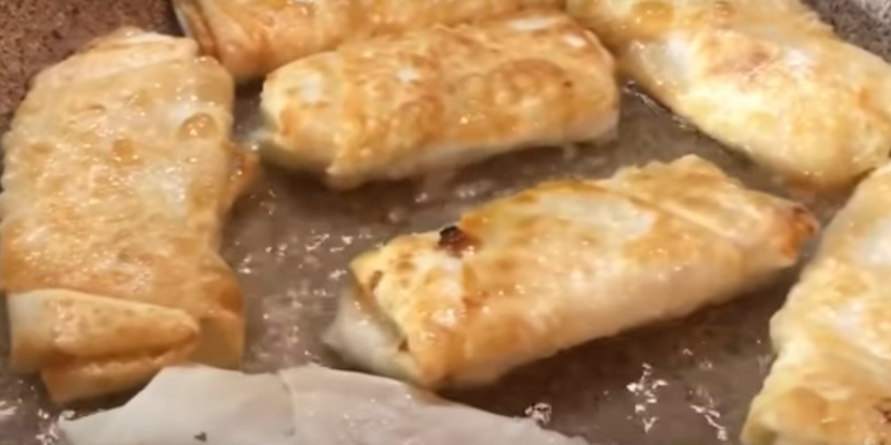 Misafirlerinizi tarif canavarı haline getirecek Hazır Yufkadan Muzlu Börek Tarifi
