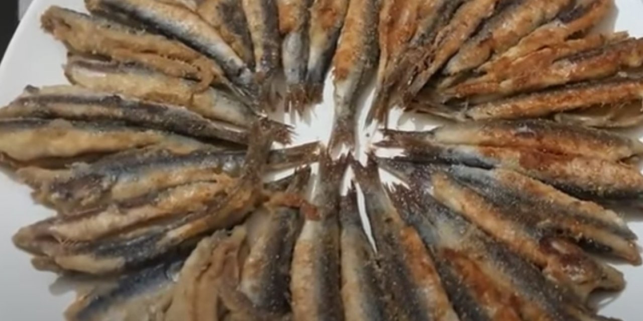 Hamsiyi böyle pişirin hem daha çıtır oluyor hem de evde balık kokusu hiç kalmıyor..