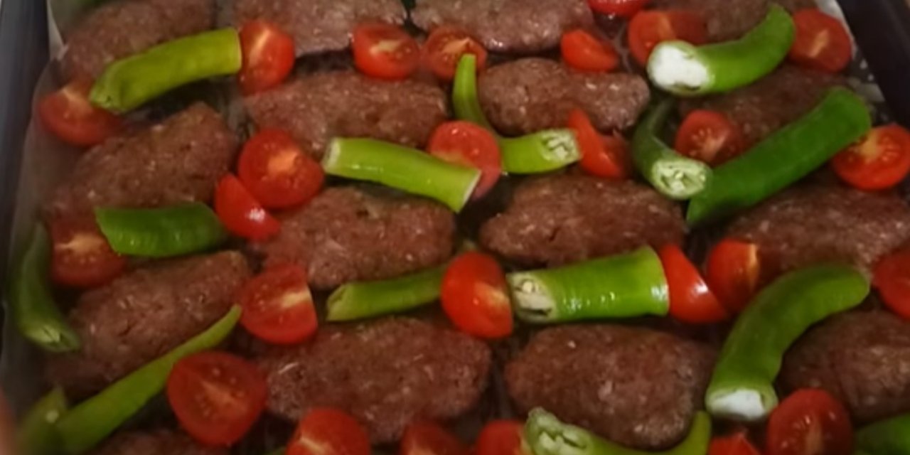 Bu lezzet anlatılmaz çünkü yaşanır. Fırında kurumayan tam kıvamında kusursuz köfte biber tarifi