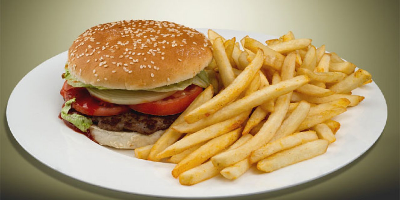 Araştırma : Hamburger ve Patates yiyenlere kötü haber geldi! Bakın Bu İki Yiyecek Ne Yapıyor vücuda