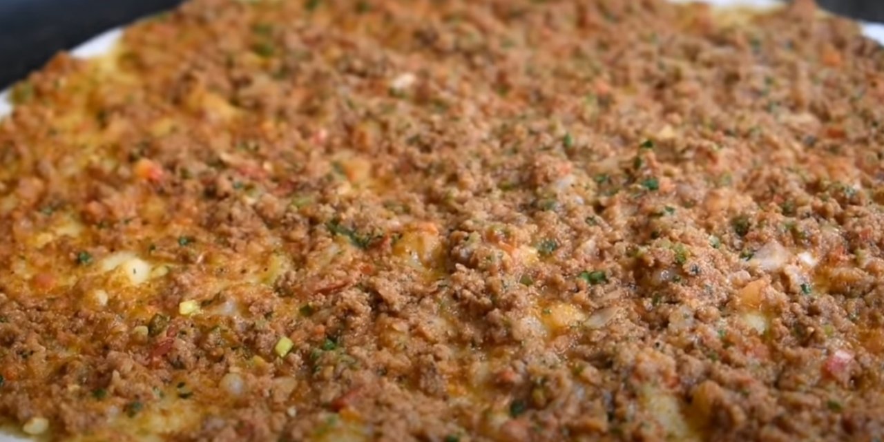 Sokak Lezzetlerinden olan Çıtır Lahmacun tavada nasıl yapılır? İşin püf noktası bu kadar basitmiş.