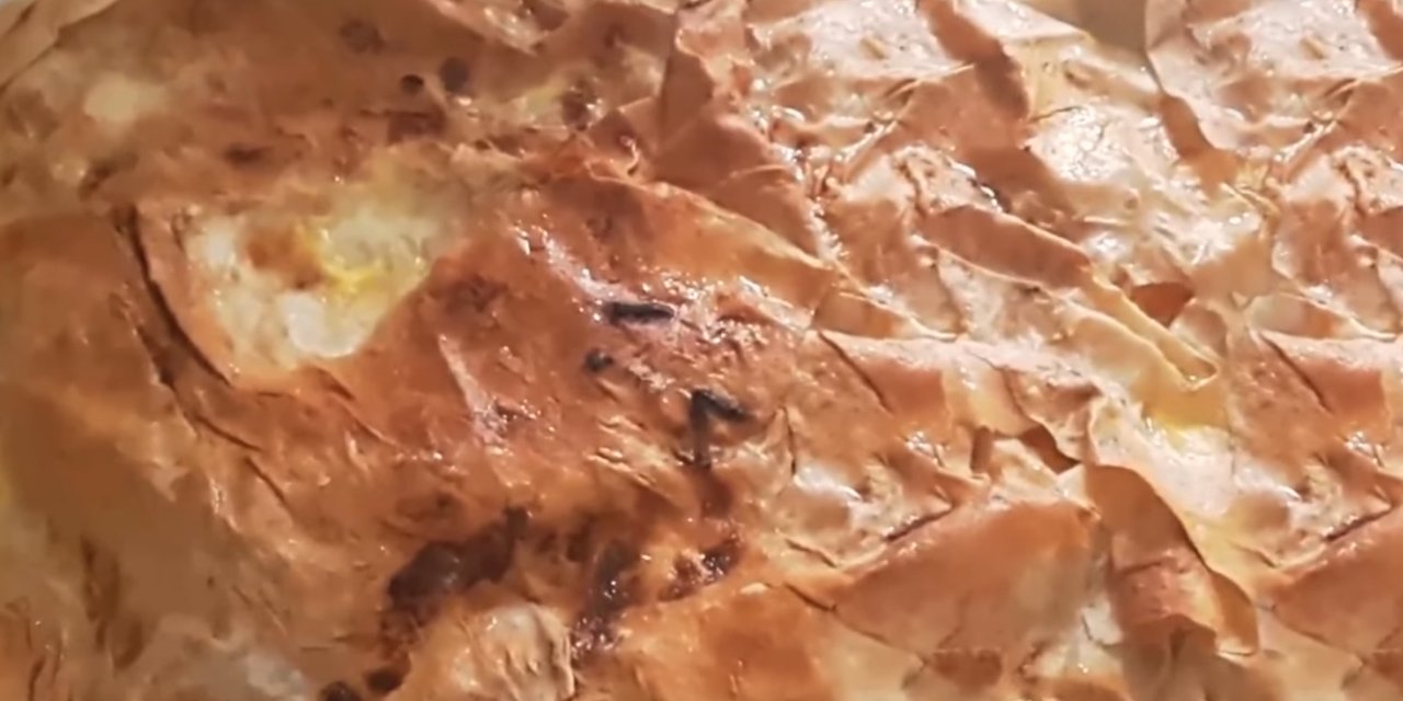 Hazır Yufkadan Yoğurtlu Kabaklı Börek Tarifi çıtırlığının sırrı ise o yeşillikte