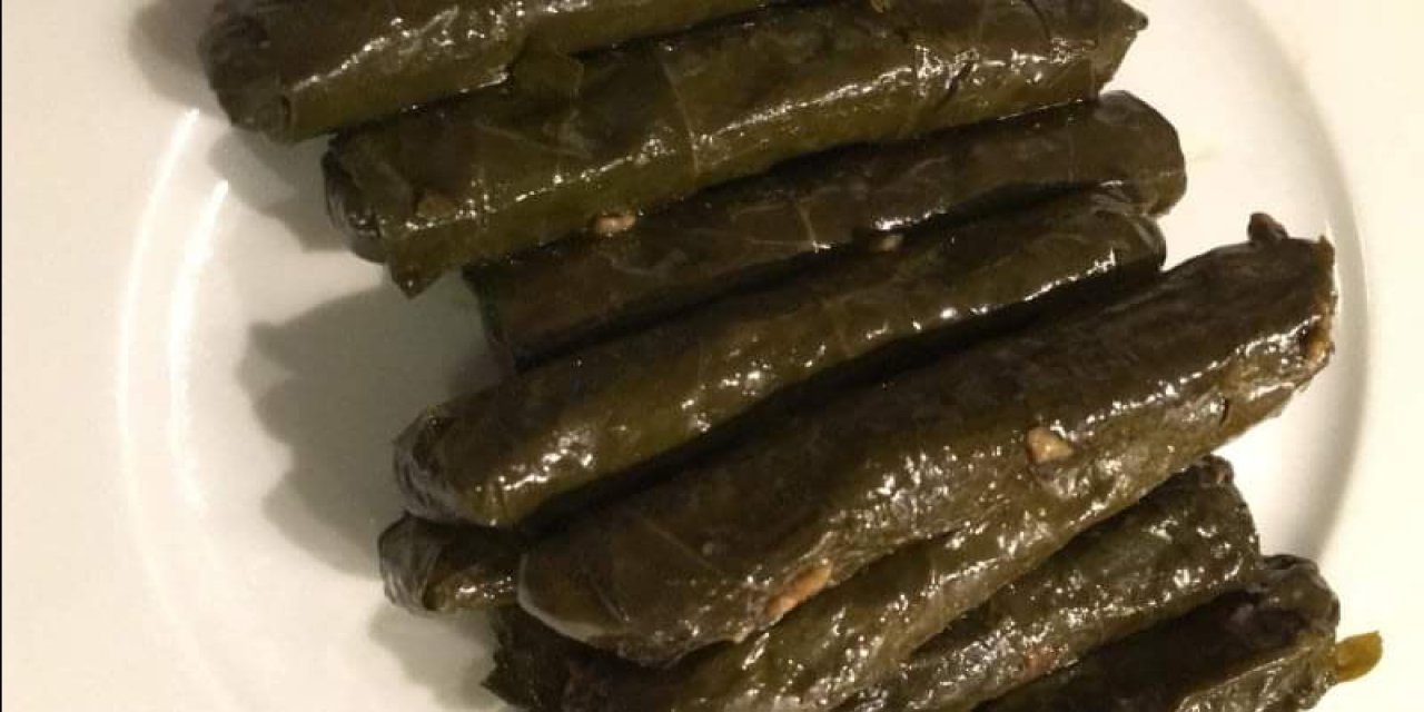 Kıymalı yaprak sarma pişirirken dağılmaması için şeflerin bu sırrından yararlanınız..