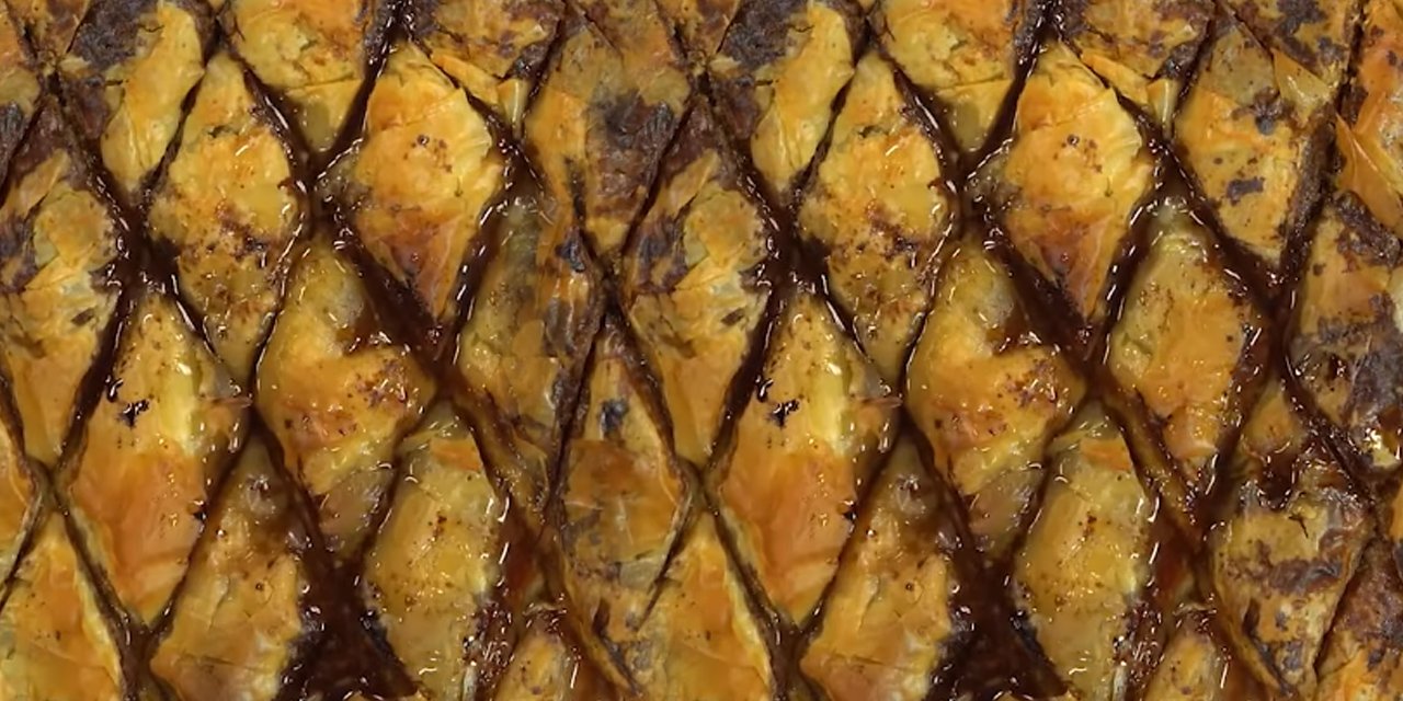 İçi lokum gibi dışı çıtır çıtır oluyor Pekmezli Baklava Tarifi