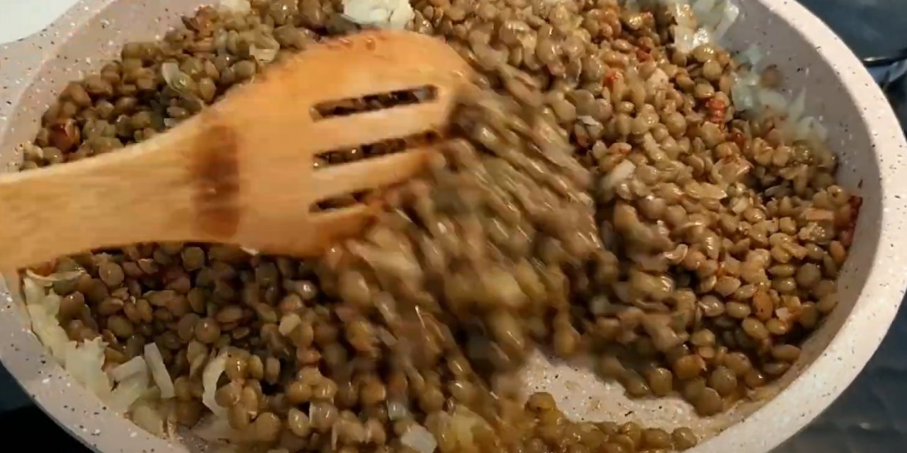 Mercimek yemeği yaptığınızda arta kalınca çöpe dökmeyin Hemen Bundan yapın Mercimekli Börek tarifi