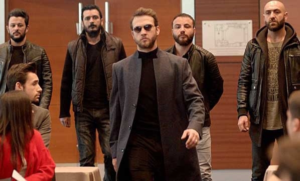 Show TV'nin fenomen dizisinde bir ana karakter daha diziye veda etti deprem üstüne deprem