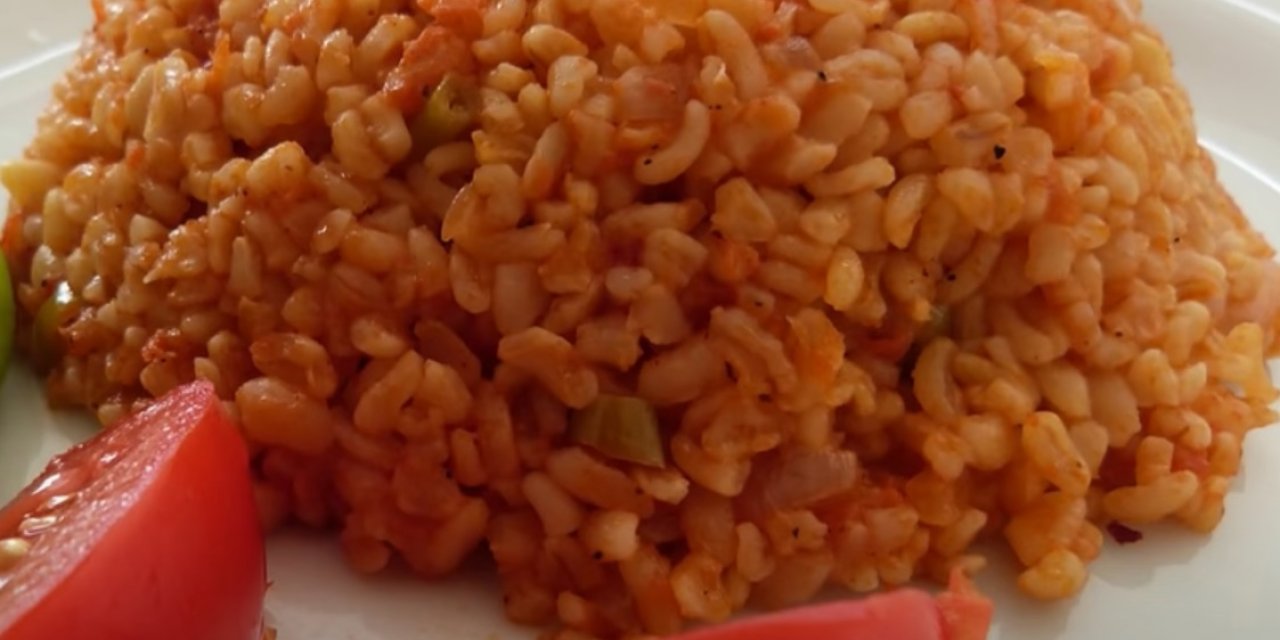 Bugün ne pişirsem diyenlere püf noktasıyla Kusursuz ve de kuru olmayan bulgur pilavı tarifi.