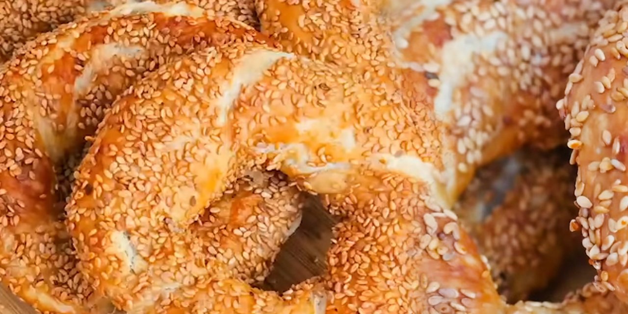 Hem Çıtır Çıtır Hem De Yapması Çok Kolay! Evde Hızlıca Yapılabilecek Milföy Simit Tarifi...