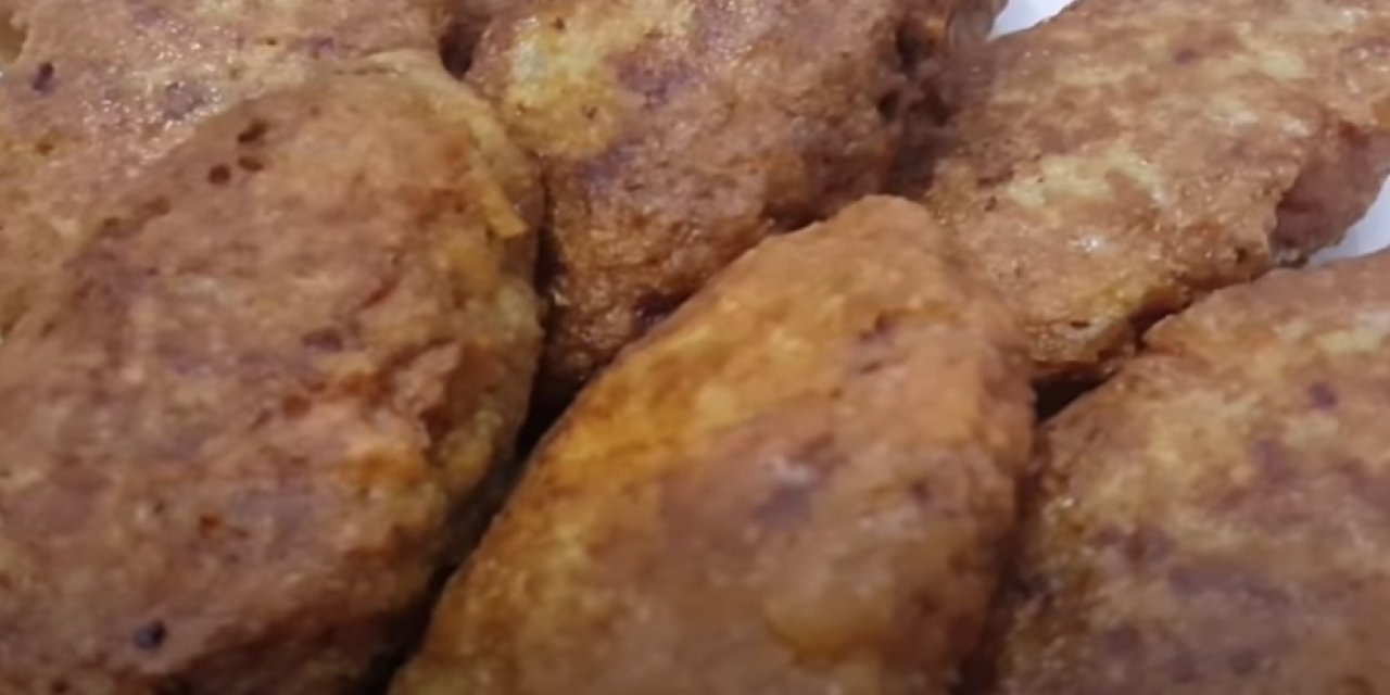 Türk Mutfağının vazgeçilmezi kıymalı lokum gibi pişen Kadınbudu Köfte Tarifi ve Püf Noktası
