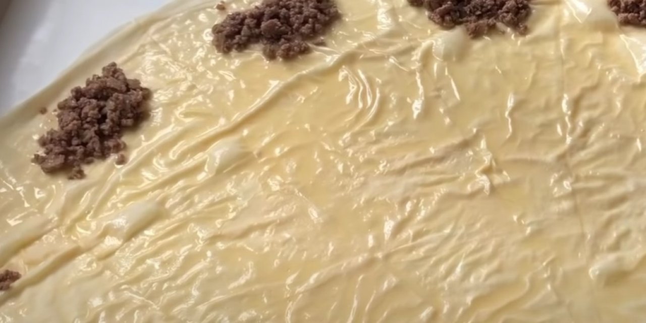 Tel Tel Dökülen Ağızda Lokum gibi eriyecek Kıymalı Paçanga böreği tarifi ve malzemeleri