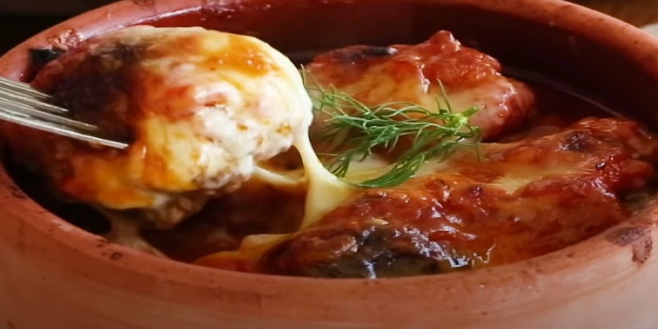 Köfteniz güzel olmuyorsa lokum gibi tarif sırrıyla Güveçte Beğendili Soslu Köfte Tarifi