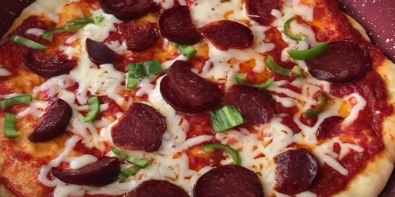 Tavada Pizza En Kolayından Nasıl Yapılır? Tadı damakta kalan bir Tavada Pizza Tarifi