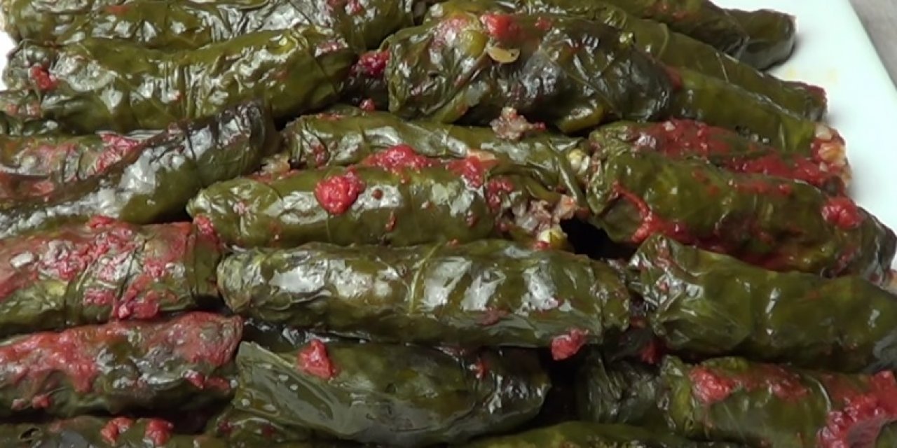 Tadı Damakta Kalıyor Dağılmıyor Çatlamıyor Püf Noktasıyla Zeytinyağlı pazı dolması tarifi