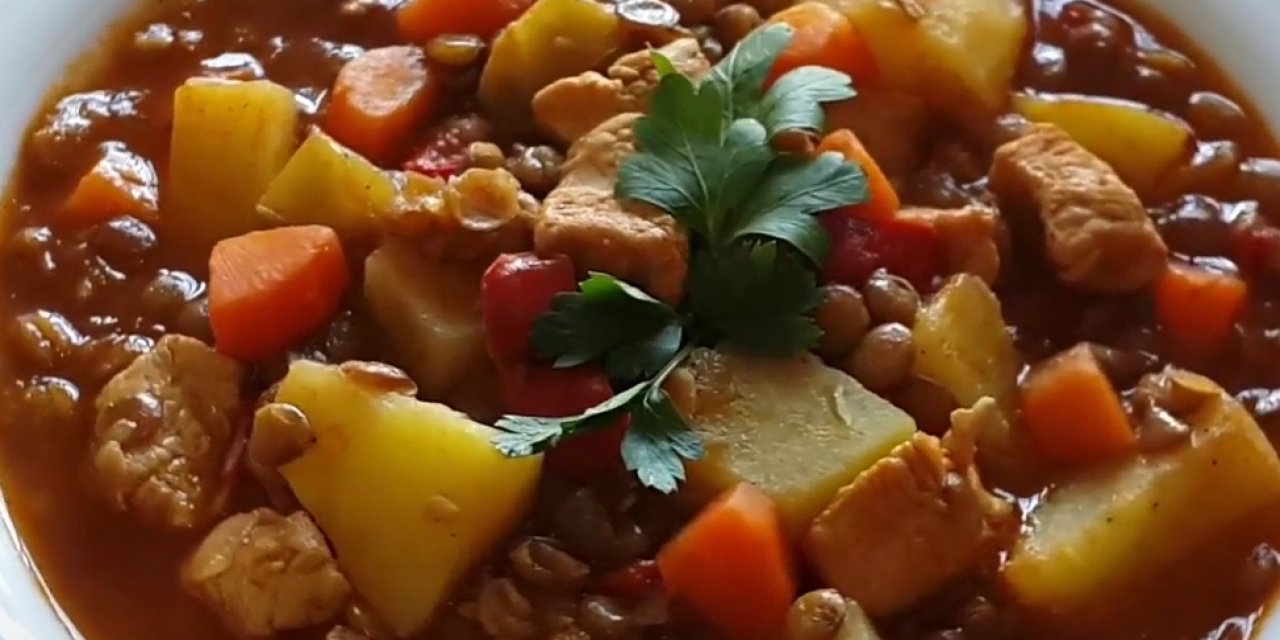 Türk Mutfağının Şifa Yemeği Lokum Gibi Pişen Tavuklu Yeşil Mercimek Yemeği Tarifi