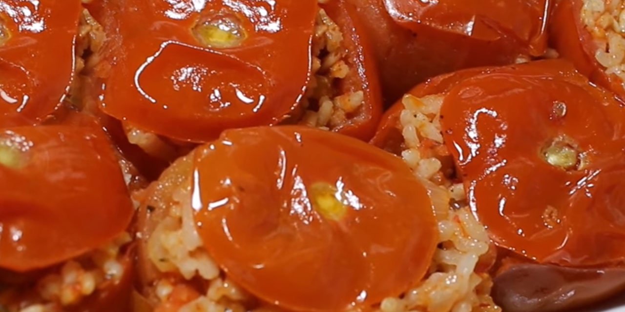 Bugün Ne Pişirsem Diyenlere Pişmeyen Tek Bir Pirinç Tanesi Kalmayan Yumuşacık Domates Dolması Tarifi!