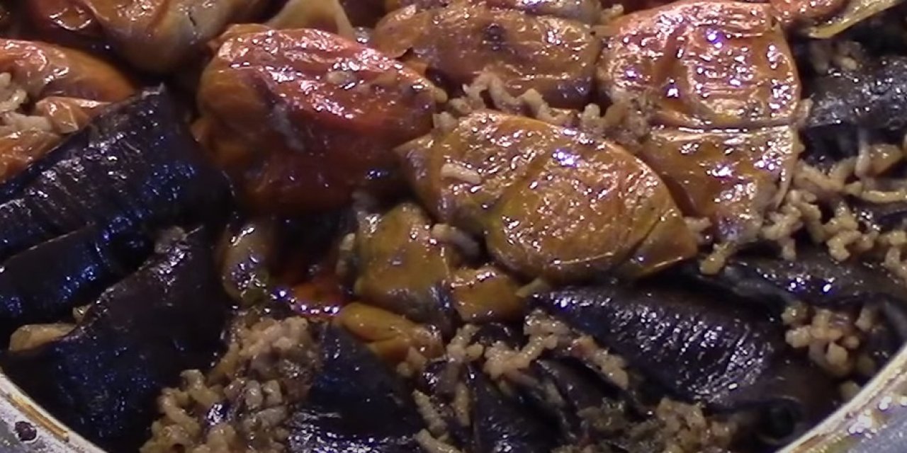 Bugün ne pişirsem diyenlere asla dağılmayacak Patlıcanlı ve biberli kuru dolma tarifi!