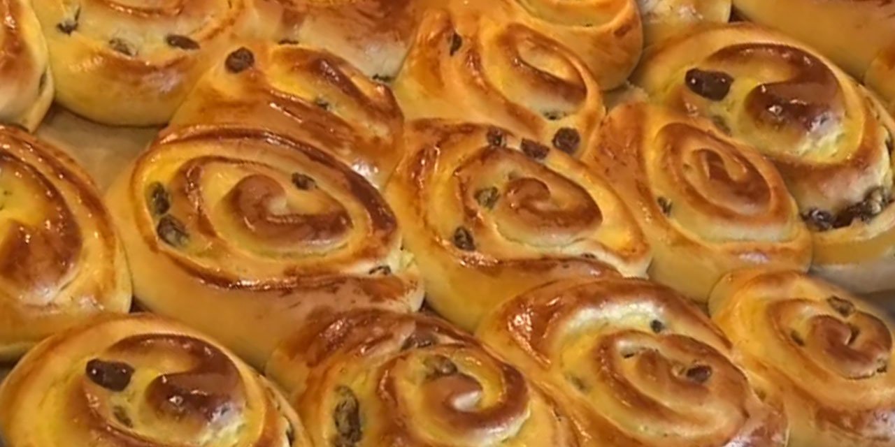 Tatlı Krizine Girenlere Enfes Pudingli Yumuşacık Üzümlü Rulo Çörek Tarifi!