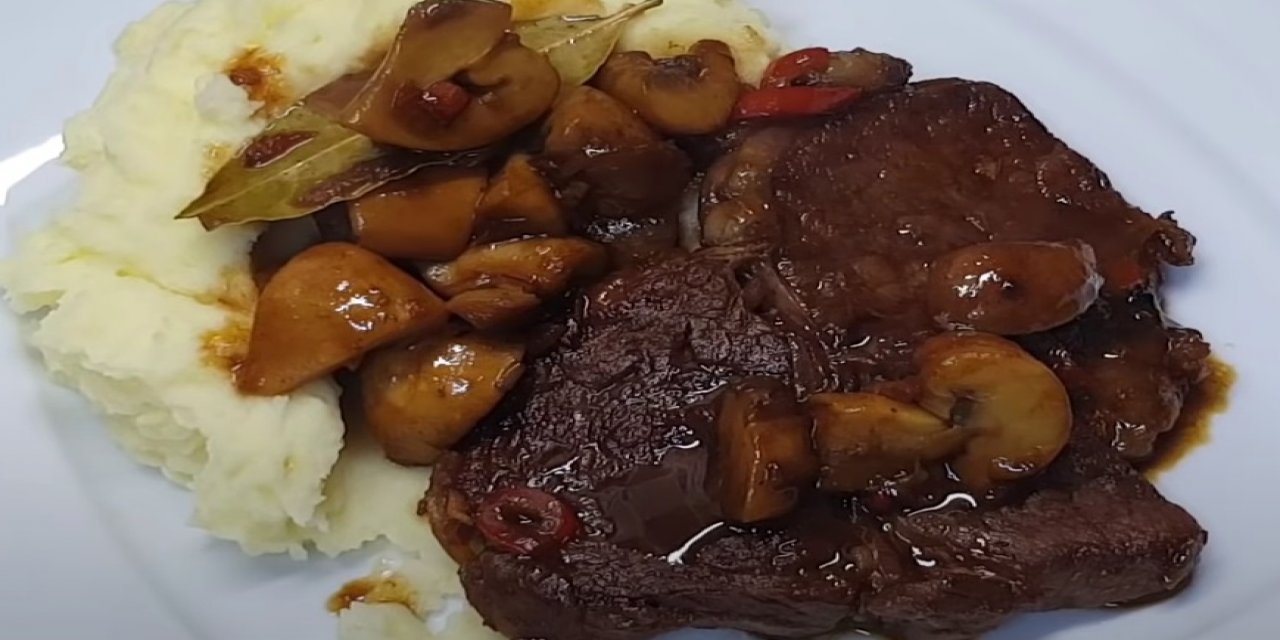 Lokum gibi et pişirme sırrıyla Kokusuyla bile kendine hayran bırakan Mantar Soslu Biftek Tarifi