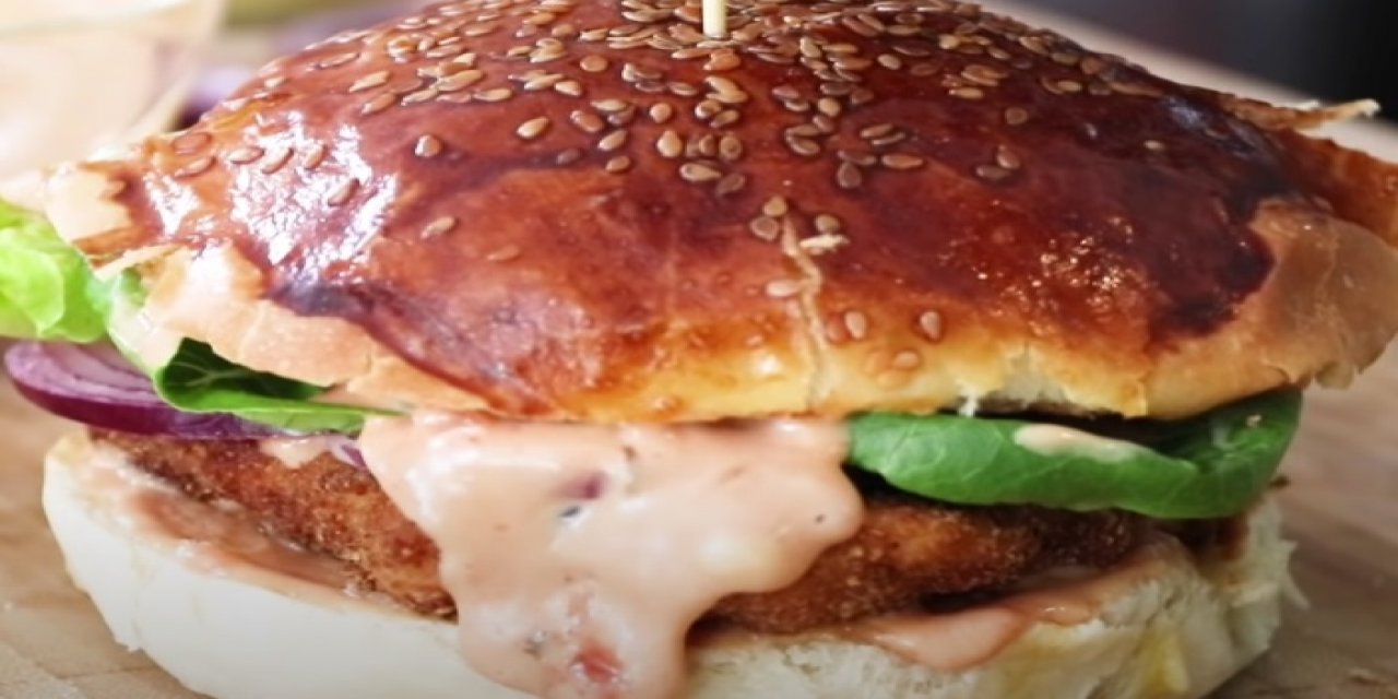 Evde Tavukburger tarifi üstelik lokum gibi lezzetli ve de çok hesaplı! Püf noktası ise o sosta gizli