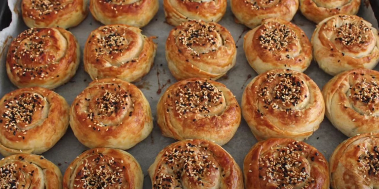 Tepsiler Yufkalar Hazırlansın Kaynana Kıskandıran Börek Tarifimiz var Tavuklu Çıtır Çıtır Börek Tarifi