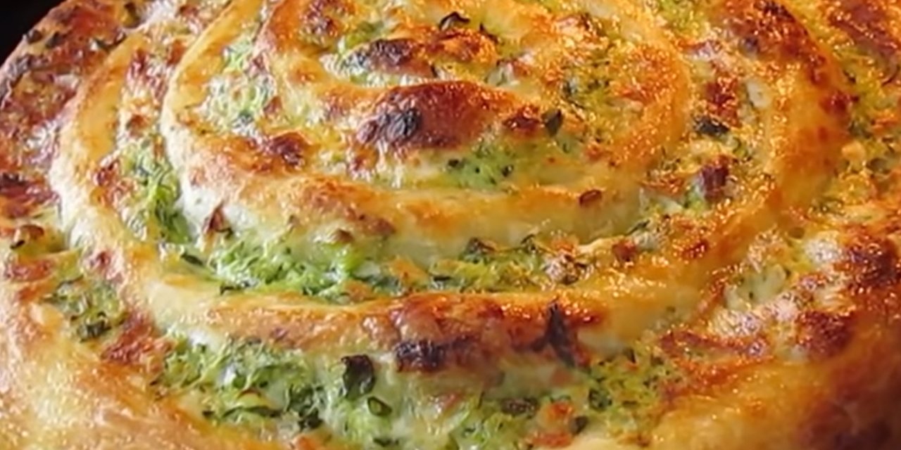 Akşama Ne Pişirsem Diyenlere Çıtır Çıtır Yeşil Kabaklı Fırında Börek Tarifi