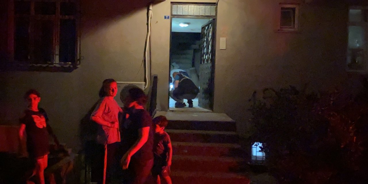 Kocaeli'nin Darıca İlçesinde Ortalık Karıştı Boş Eve Kurşun Yağdırıp Kaçtılar